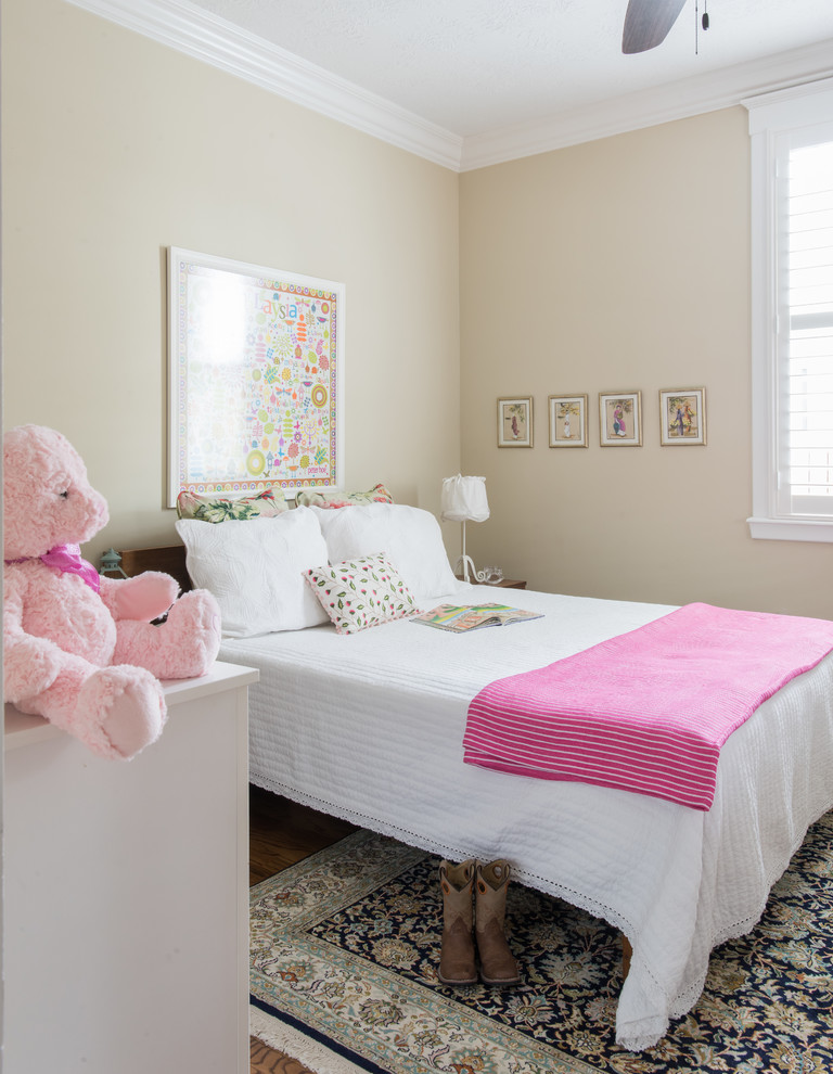 Idée de décoration pour une grande chambre d'enfant de 4 à 10 ans tradition avec un mur beige et parquet clair.
