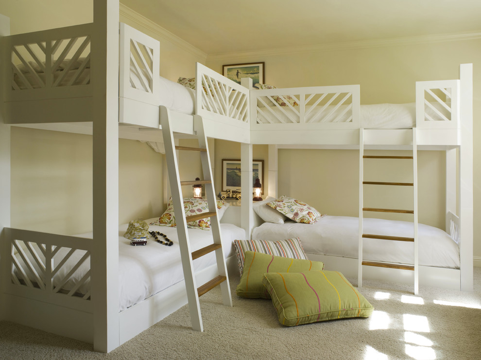 Стильный дизайн: нейтральная детская в морском стиле с спальным местом, бежевыми стенами, ковровым покрытием и бежевым полом - последний тренд