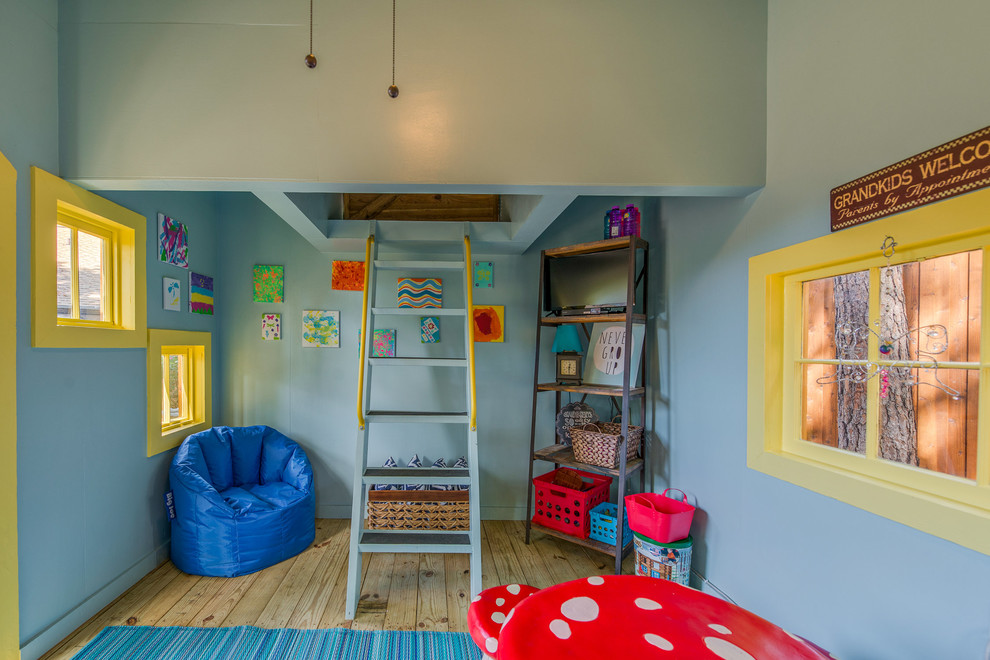 Idéer för ett mellanstort eklektiskt könsneutralt barnrum kombinerat med lekrum och för 4-10-åringar, med blå väggar och ljust trägolv