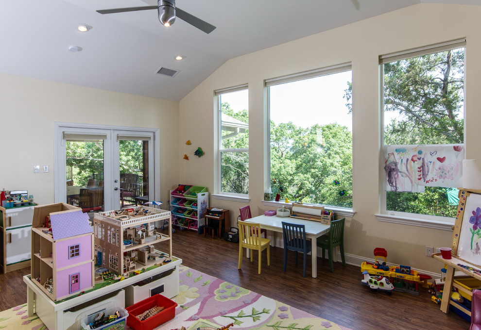 Diseño de dormitorio infantil actual grande con paredes amarillas, suelo de madera en tonos medios y suelo marrón