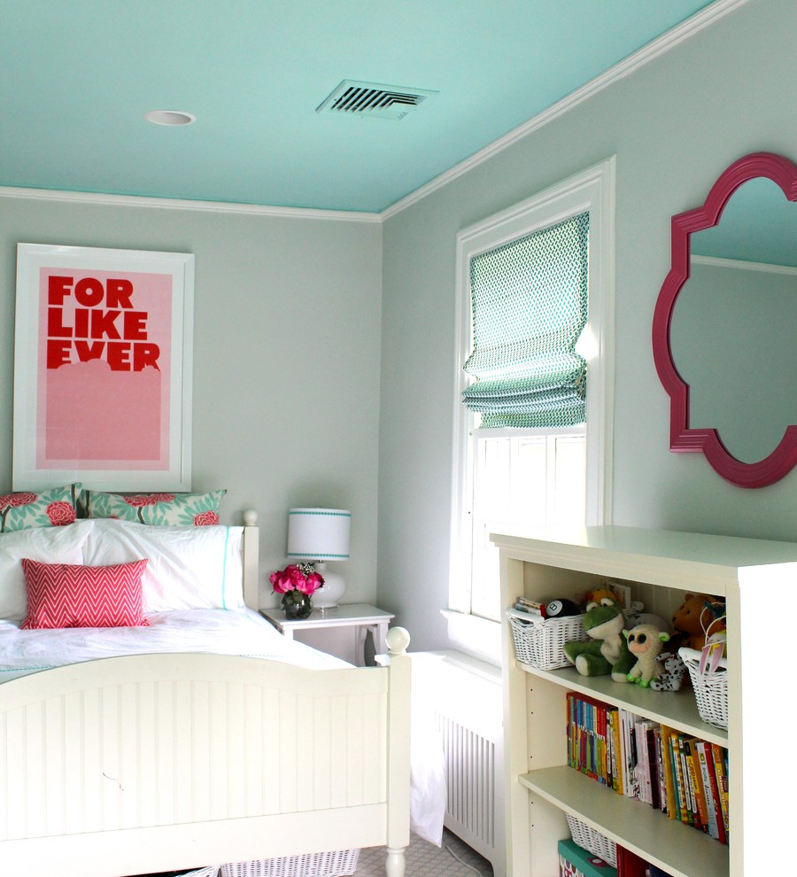 Bild på ett mellanstort vintage flickrum kombinerat med sovrum och för 4-10-åringar, med grå väggar och heltäckningsmatta