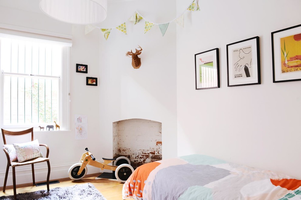 Ispirazione per una cameretta da letto contemporanea con pareti bianche e pavimento in legno massello medio