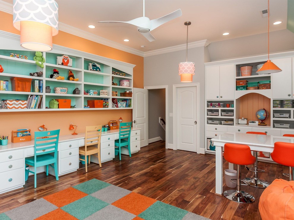 Cette image montre une chambre neutre traditionnelle avec un bureau, un sol en bois brun et un mur multicolore.