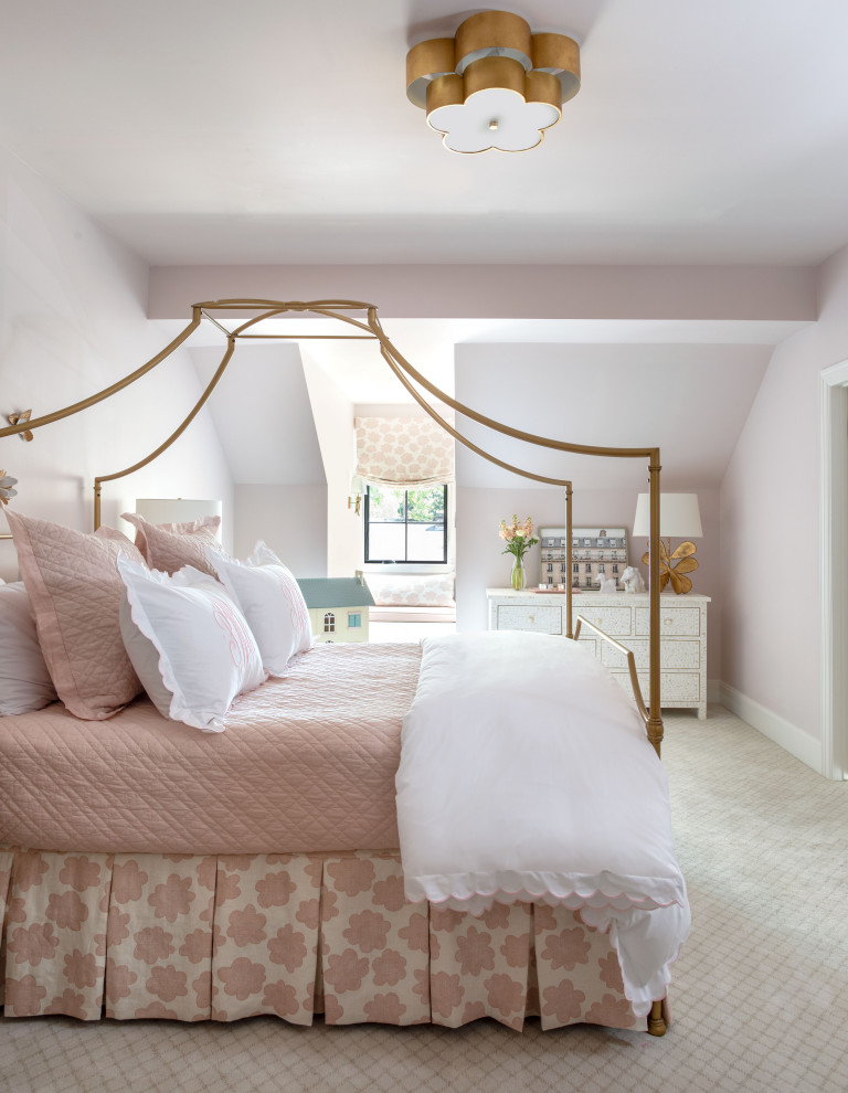 Ispirazione per una cameretta per bambini da 4 a 10 anni tradizionale di medie dimensioni con pareti rosa, moquette e pavimento beige