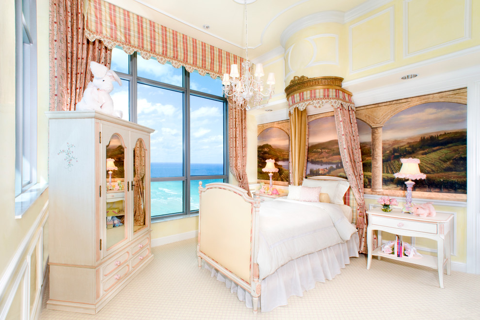 Klassisches Mädchenzimmer mit Schlafplatz, gelber Wandfarbe und Teppichboden in Miami