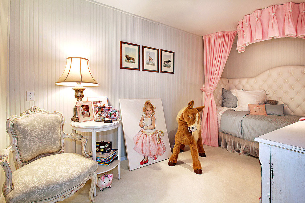 Foto de dormitorio infantil de 1 a 3 años tradicional renovado de tamaño medio con paredes blancas, moqueta y suelo beige