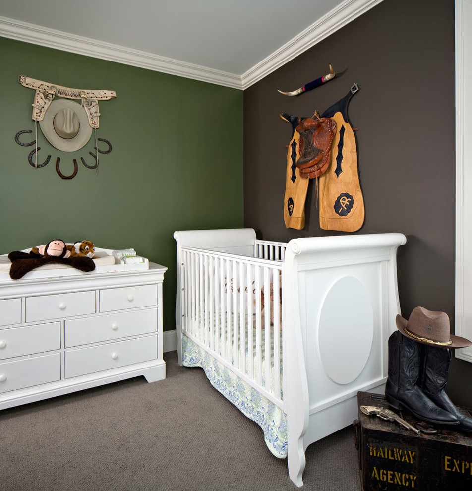 Mittelgroßes Klassisches Babyzimmer mit Teppichboden und bunten Wänden in Chicago
