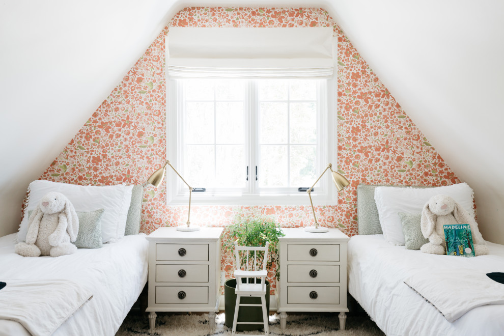 Exempel på ett klassiskt flickrum kombinerat med sovrum och för 4-10-åringar, med flerfärgade väggar