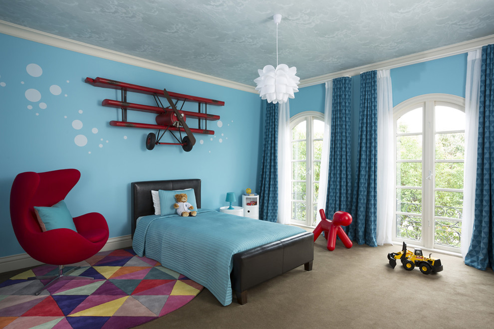 Стильный дизайн: большая детская в современном стиле с спальным местом, синими стенами, ковровым покрытием и коричневым полом для мальчика, ребенка от 4 до 10 лет - последний тренд
