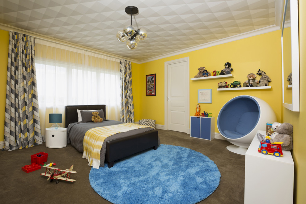 Diseño de dormitorio infantil de 4 a 10 años actual grande con paredes amarillas, moqueta y suelo marrón