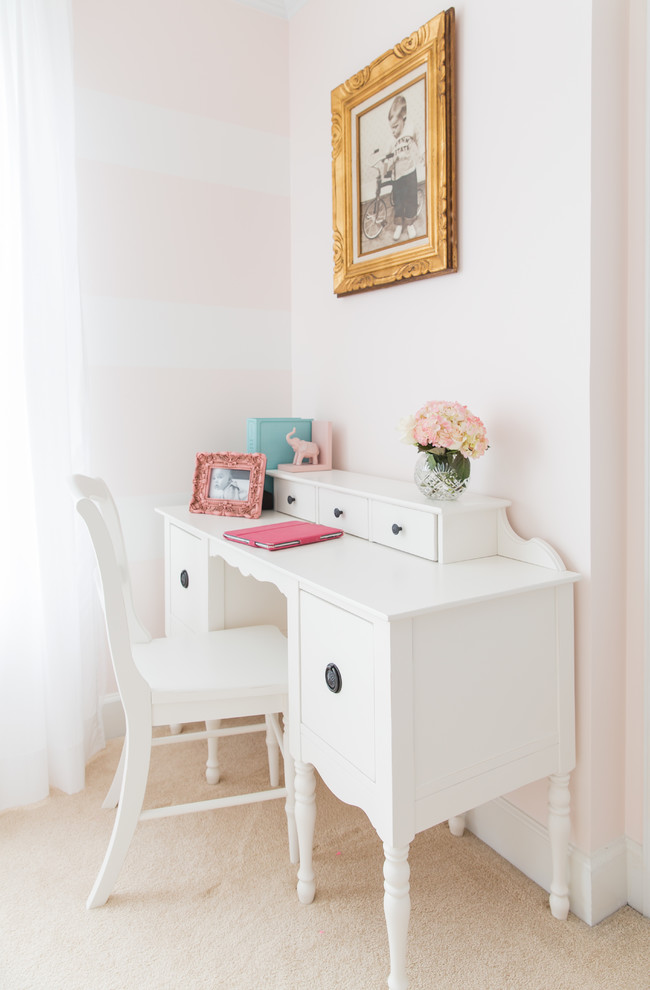 Foto de dormitorio infantil de 4 a 10 años clásico con paredes rosas y moqueta