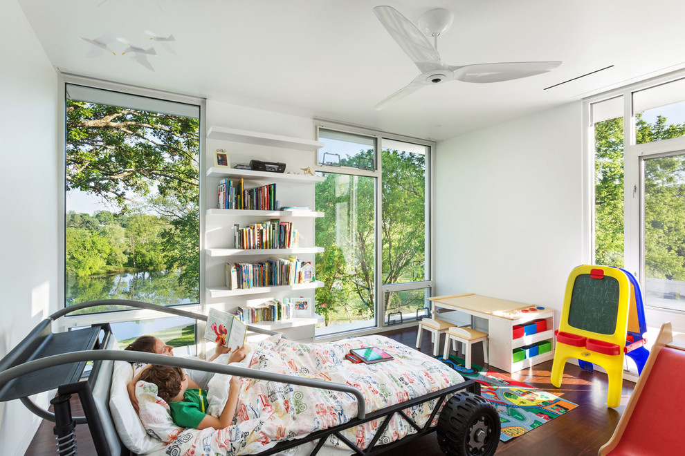 Modern inredning av ett pojkrum kombinerat med sovrum och för 4-10-åringar, med vita väggar och mörkt trägolv