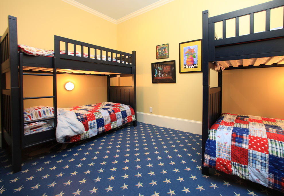 Immagine di una cameretta per bambini da 4 a 10 anni chic di medie dimensioni con pareti gialle e moquette