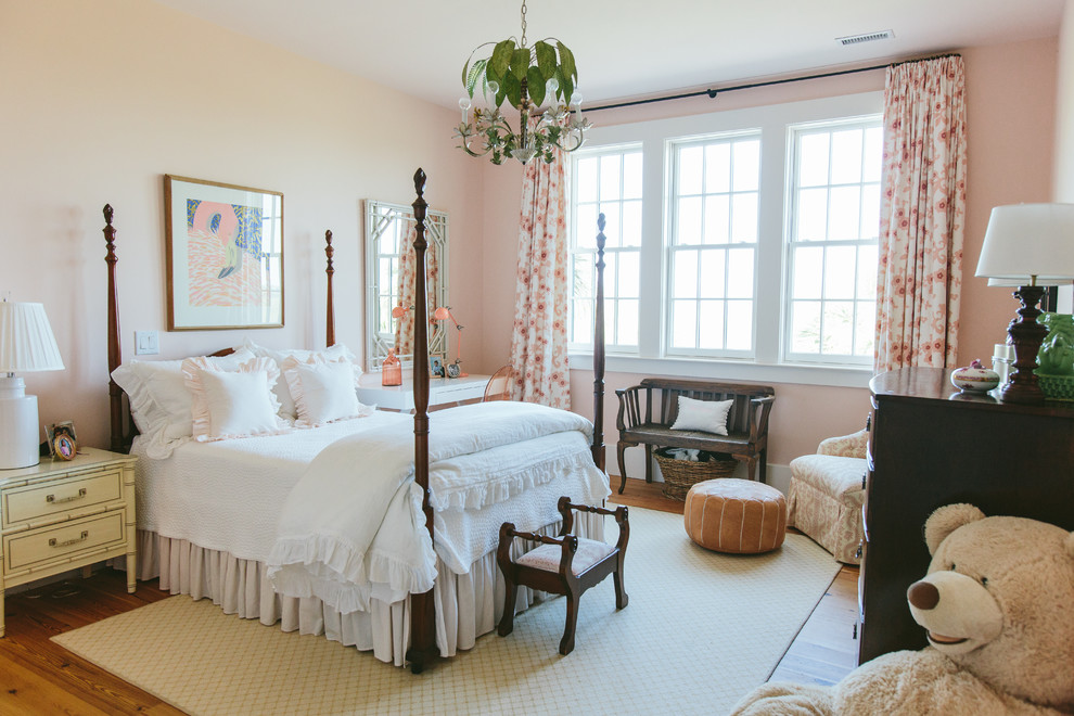 Landhausstil Mädchenzimmer mit Schlafplatz, rosa Wandfarbe und hellem Holzboden in Charleston