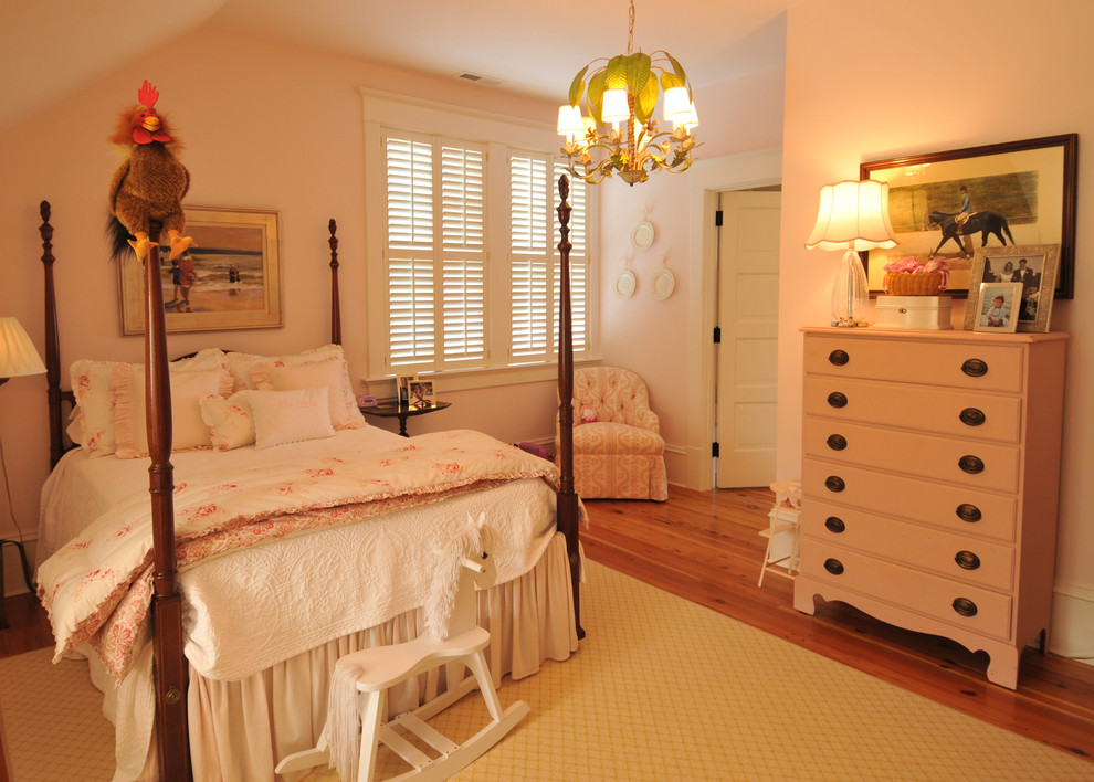 Klassisches Mädchenzimmer mit Schlafplatz und braunem Holzboden in Charleston