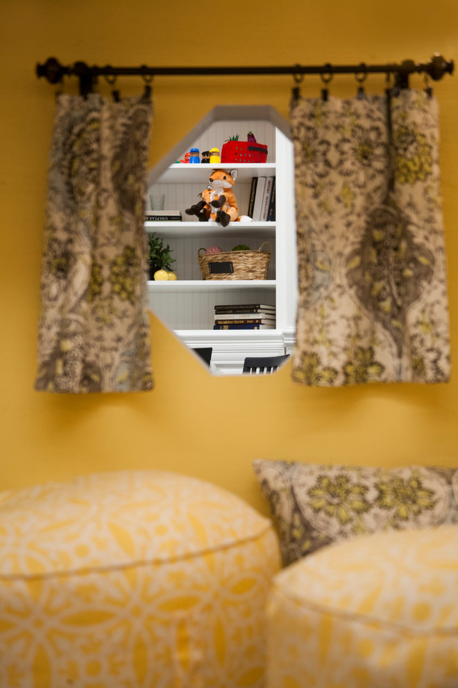 Exemple d'une chambre d'enfant de 4 à 10 ans tendance avec un mur jaune et parquet foncé.