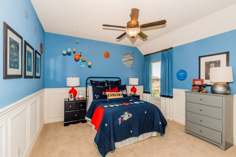 Modelo de dormitorio infantil industrial con paredes multicolor, moqueta y suelo beige