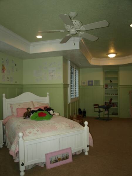 Idee per una grande cameretta per bambini da 4 a 10 anni classica con pareti verdi e moquette