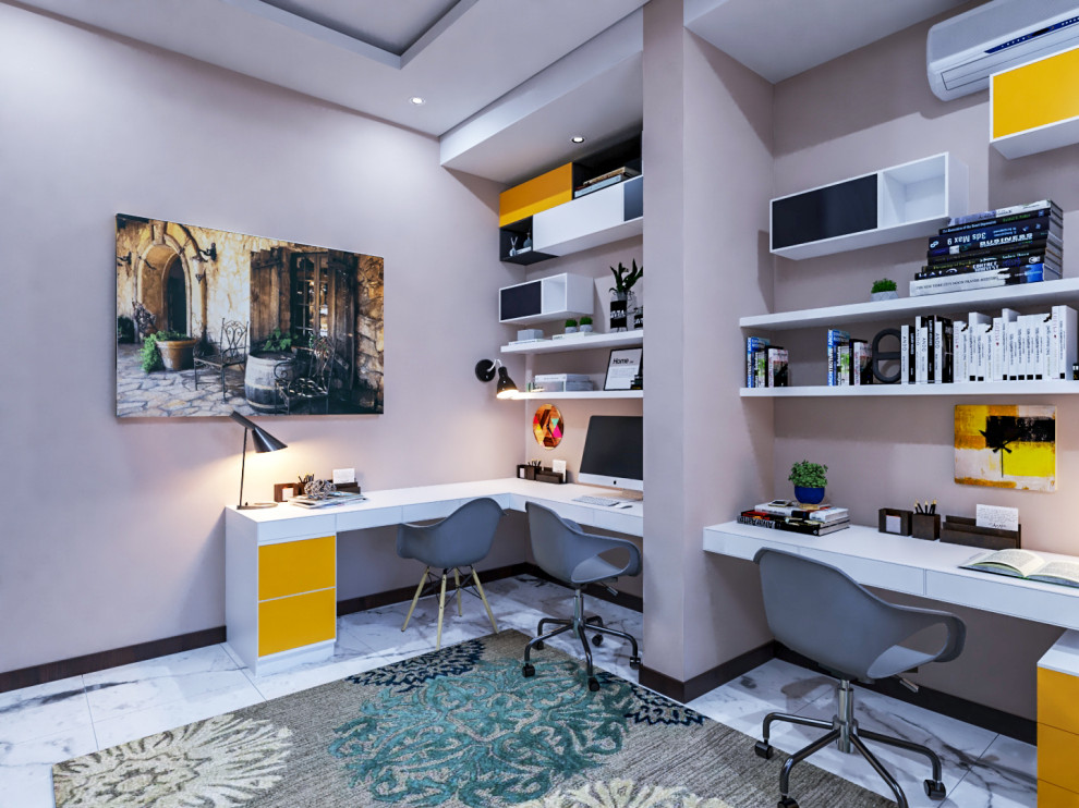 Idéer för att renovera ett litet funkis könsneutralt tonårsrum kombinerat med skrivbord, med beige väggar, klinkergolv i porslin och vitt golv