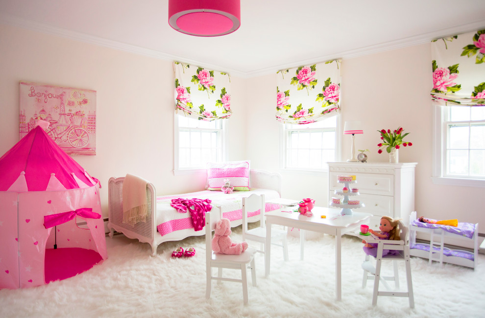 Inredning av ett klassiskt mellanstort barnrum, med rosa väggar, heltäckningsmatta och vitt golv