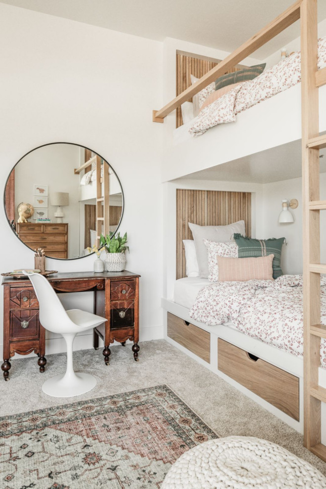 Ejemplo de dormitorio infantil abovedado clásico renovado de tamaño medio con paredes blancas, moqueta y suelo beige