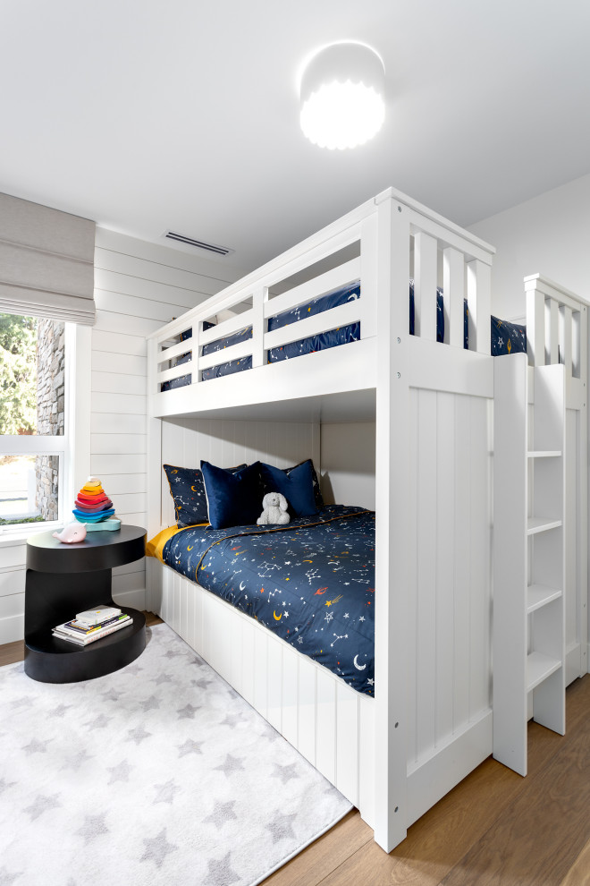 Пример оригинального дизайна: детская в стиле кантри с спальным местом, белыми стенами, паркетным полом среднего тона, коричневым полом и стенами из вагонки