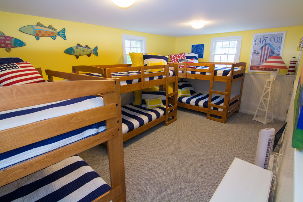 Modelo de dormitorio infantil de 4 a 10 años costero con paredes amarillas y moqueta