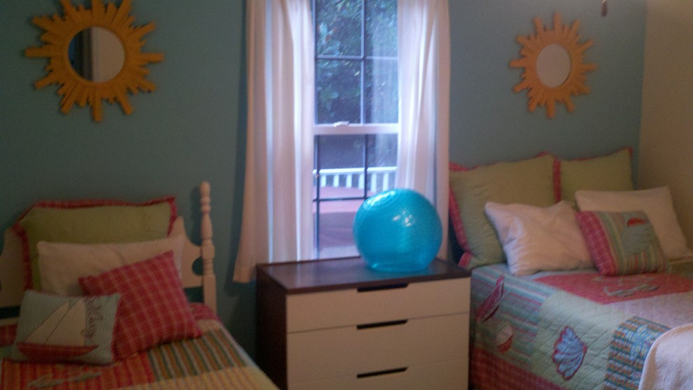 Cette photo montre une petite chambre d'enfant de 4 à 10 ans bord de mer avec un mur bleu.