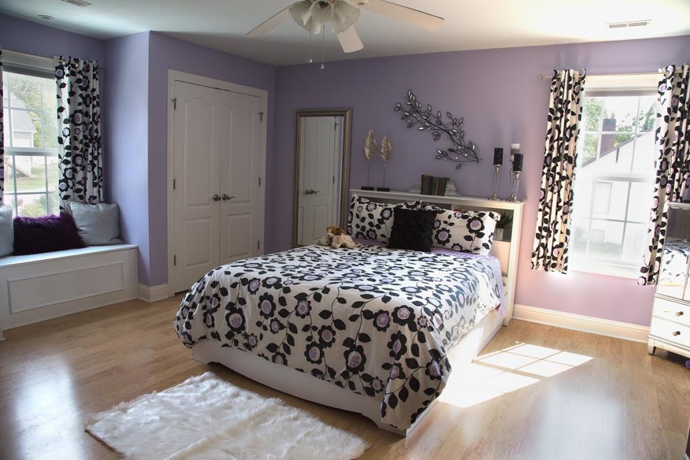 Foto di una cameretta per bambini minimal di medie dimensioni con pareti viola e parquet chiaro