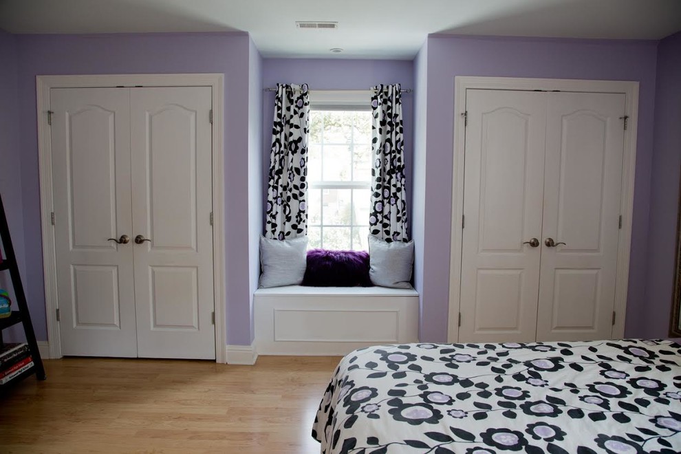 Exemple d'une chambre d'enfant chic de taille moyenne avec un mur violet et parquet clair.
