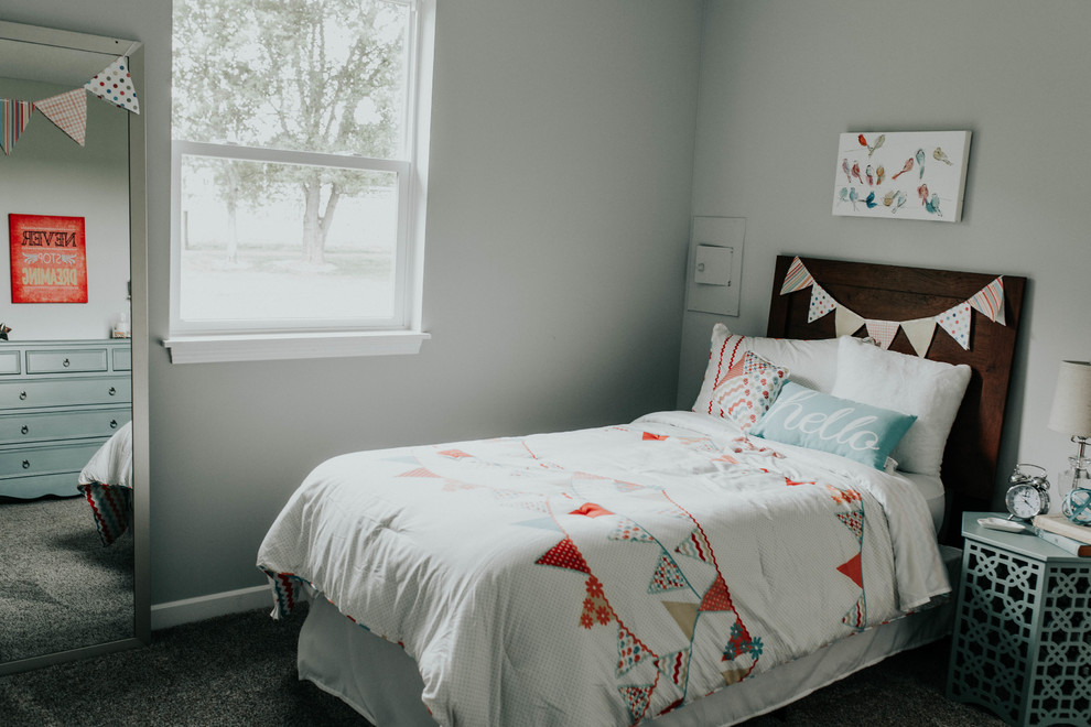 Idéer för små vintage flickrum kombinerat med sovrum och för 4-10-åringar, med grå väggar, heltäckningsmatta och beiget golv