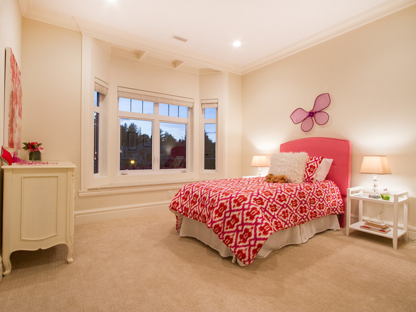 Bild på ett stort vintage flickrum kombinerat med sovrum och för 4-10-åringar, med beige väggar och heltäckningsmatta