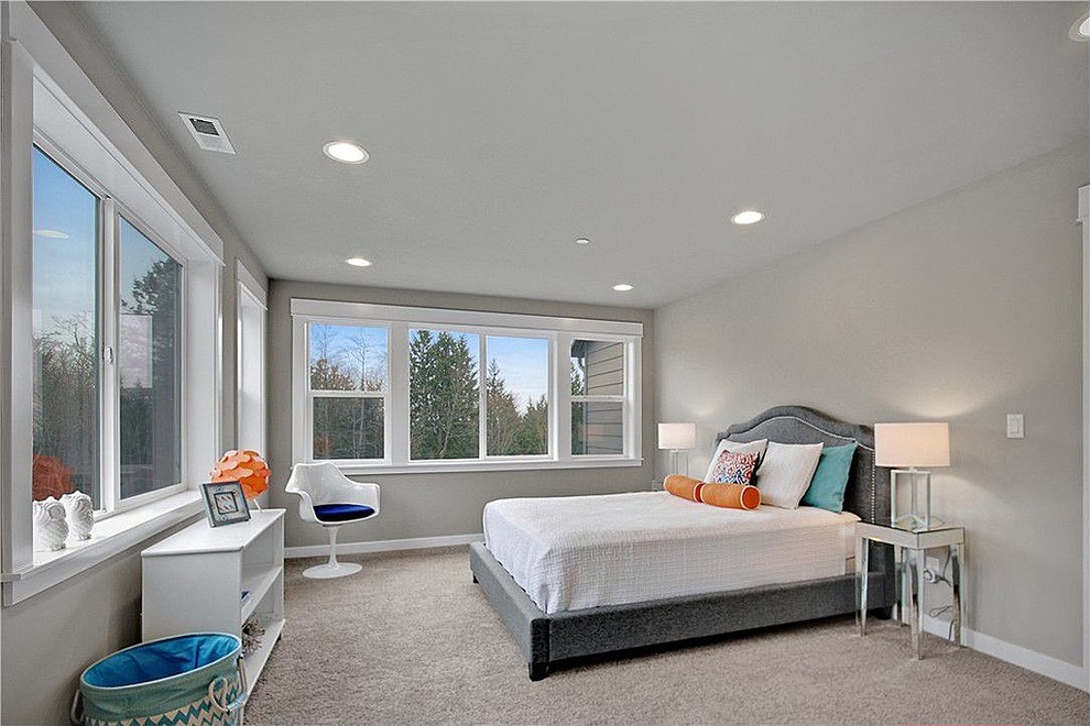 Modern inredning av ett stort barnrum kombinerat med sovrum, med grå väggar, heltäckningsmatta och beiget golv