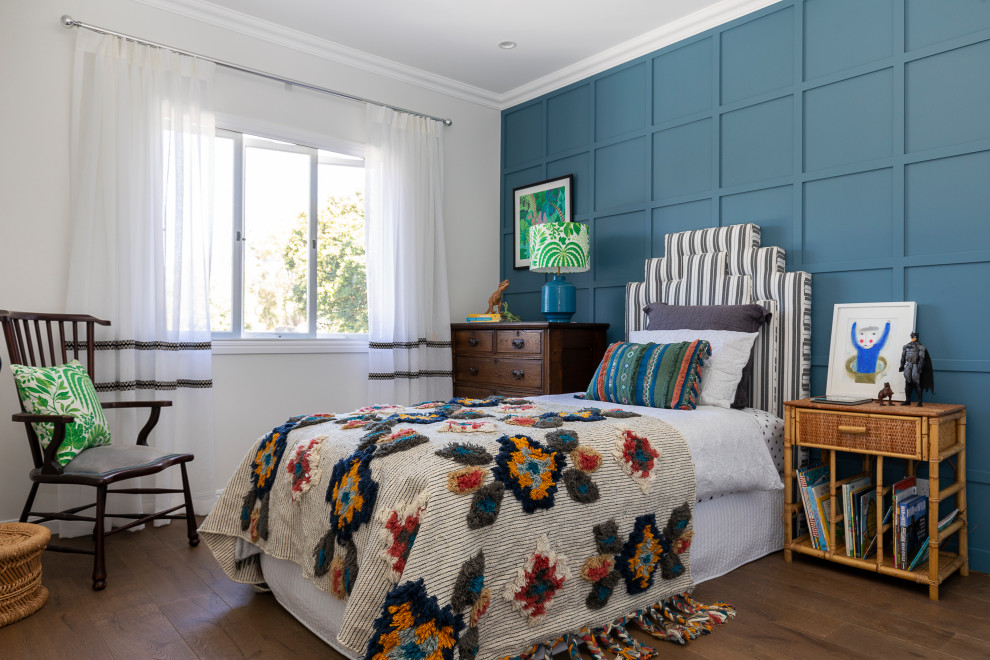 Inspiration för ett stort vintage flickrum kombinerat med sovrum och för 4-10-åringar, med blå väggar, mellanmörkt trägolv och brunt golv