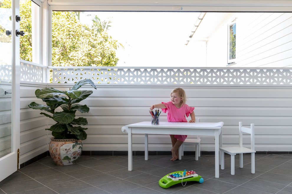 Источник вдохновения для домашнего уюта: нейтральная детская с игровой среднего размера с белыми стенами, полом из керамической плитки и серым полом для ребенка от 4 до 10 лет