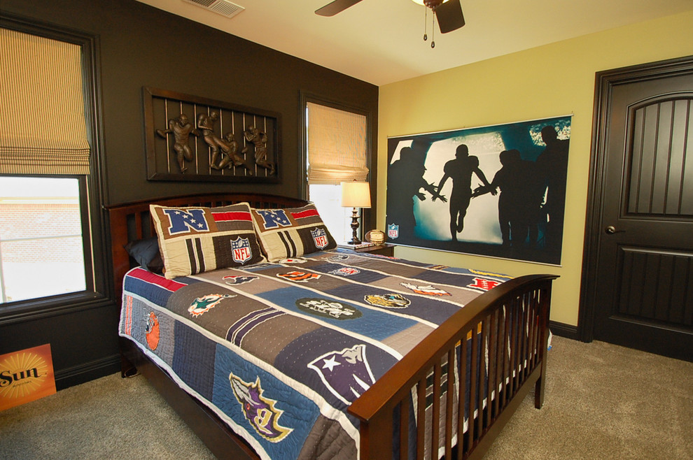 Imagen de dormitorio infantil clásico grande con moqueta y paredes multicolor
