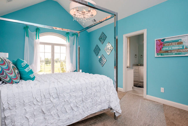 На фото: детская среднего размера в стиле неоклассика (современная классика) с спальным местом, синими стенами и ковровым покрытием для подростка, девочки