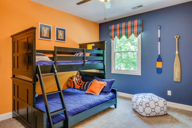 Inspiration för mellanstora klassiska pojkrum kombinerat med sovrum, med blå väggar och heltäckningsmatta
