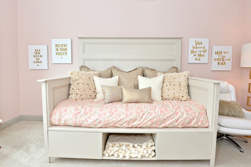 Пример оригинального дизайна: детская среднего размера в стиле фьюжн с спальным местом, розовыми стенами и ковровым покрытием для ребенка от 4 до 10 лет, девочки