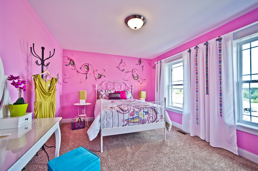 Inredning av ett eklektiskt flickrum, med rosa väggar