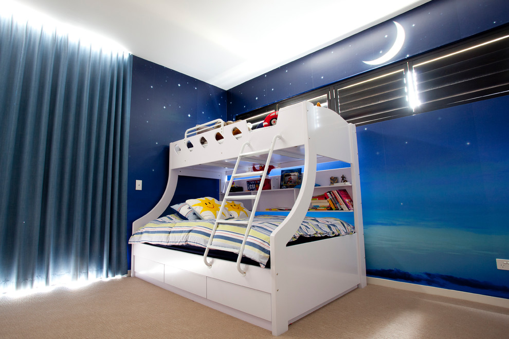 Modern inredning av ett pojkrum kombinerat med sovrum och för 4-10-åringar, med flerfärgade väggar, heltäckningsmatta och beiget golv