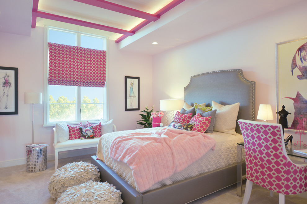 На фото: детская среднего размера в современном стиле с розовыми стенами, ковровым покрытием, спальным местом и серым полом для девочки, ребенка от 4 до 10 лет