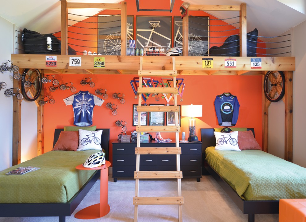 Idéer för små vintage pojkrum kombinerat med sovrum och för 4-10-åringar, med heltäckningsmatta, flerfärgade väggar och beiget golv