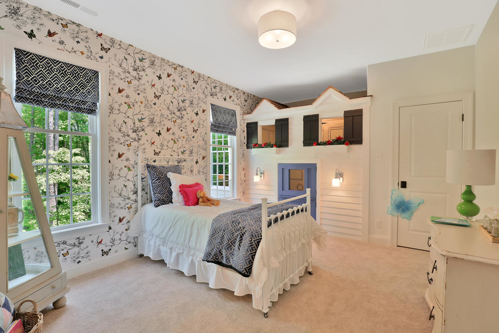 Idéer för ett klassiskt könsneutralt barnrum kombinerat med sovrum och för 4-10-åringar, med flerfärgade väggar och heltäckningsmatta