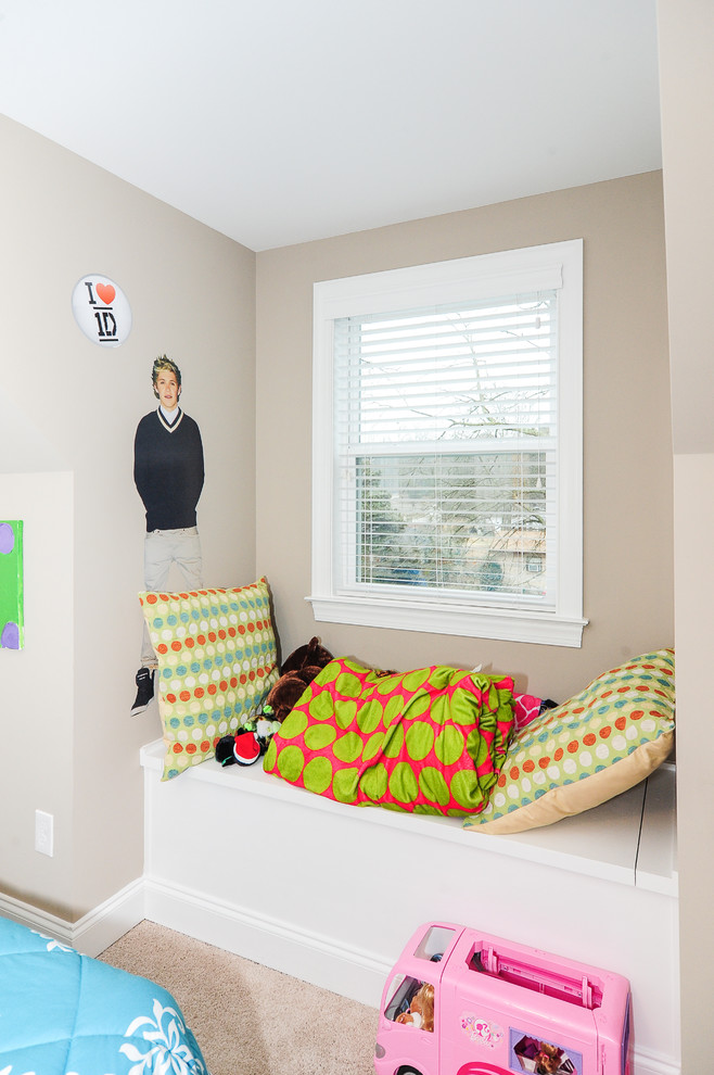 Свежая идея для дизайна: детская среднего размера в стиле неоклассика (современная классика) с спальным местом, бежевыми стенами и ковровым покрытием для подростка, девочки - отличное фото интерьера