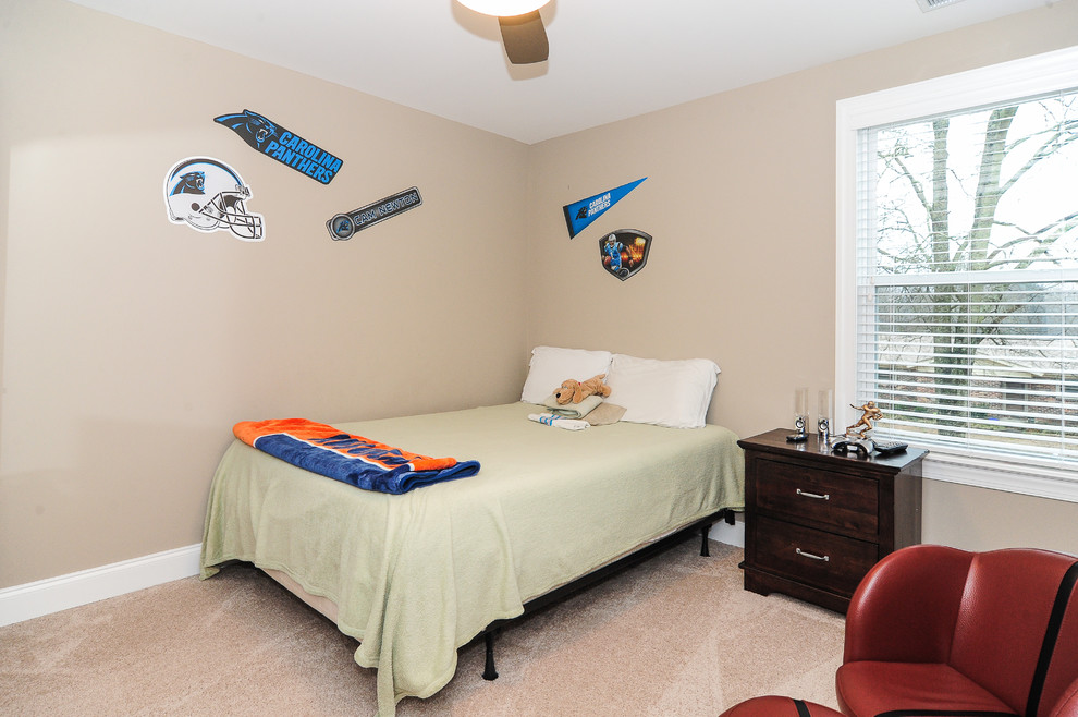 Foto de dormitorio infantil clásico renovado de tamaño medio con paredes beige y moqueta