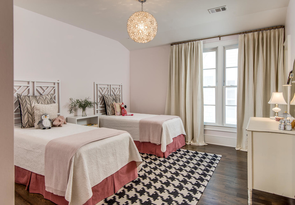 Idéer för vintage flickrum kombinerat med sovrum och för 4-10-åringar, med rosa väggar, mörkt trägolv och brunt golv