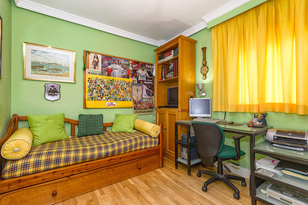 Inspiration för ett mellanstort vintage barnrum kombinerat med sovrum, med gröna väggar och mellanmörkt trägolv