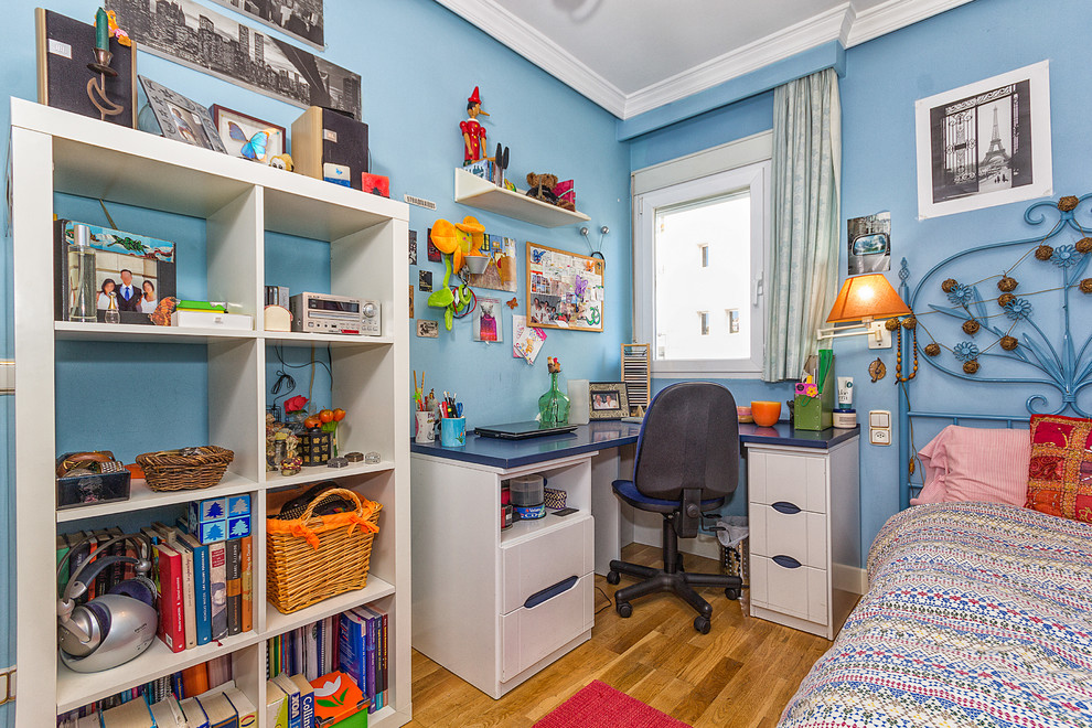 Diseño de dormitorio infantil de 4 a 10 años tradicional pequeño con paredes azules y suelo de madera en tonos medios