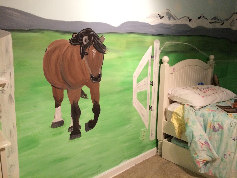 Idée de décoration pour une grande chambre d'enfant de 4 à 10 ans avec un mur multicolore et moquette.